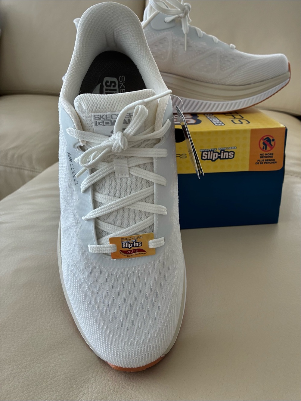 Skechers Men’s Sz 9 Arch Fit White Lace-Up Knit Walking Shoes